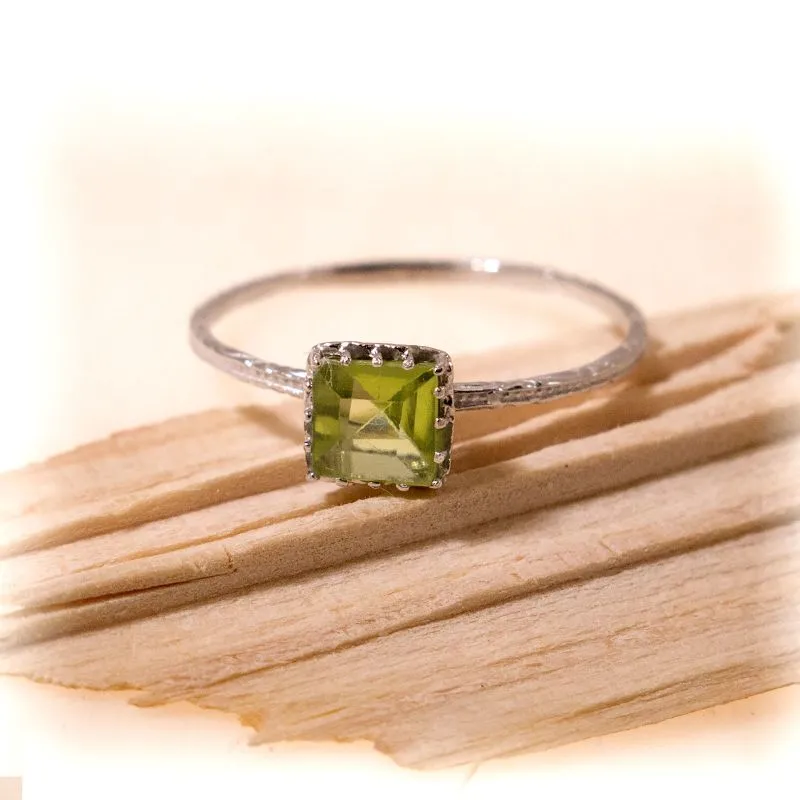 14K White Gold Square Green Peridot 5X5mm Ring