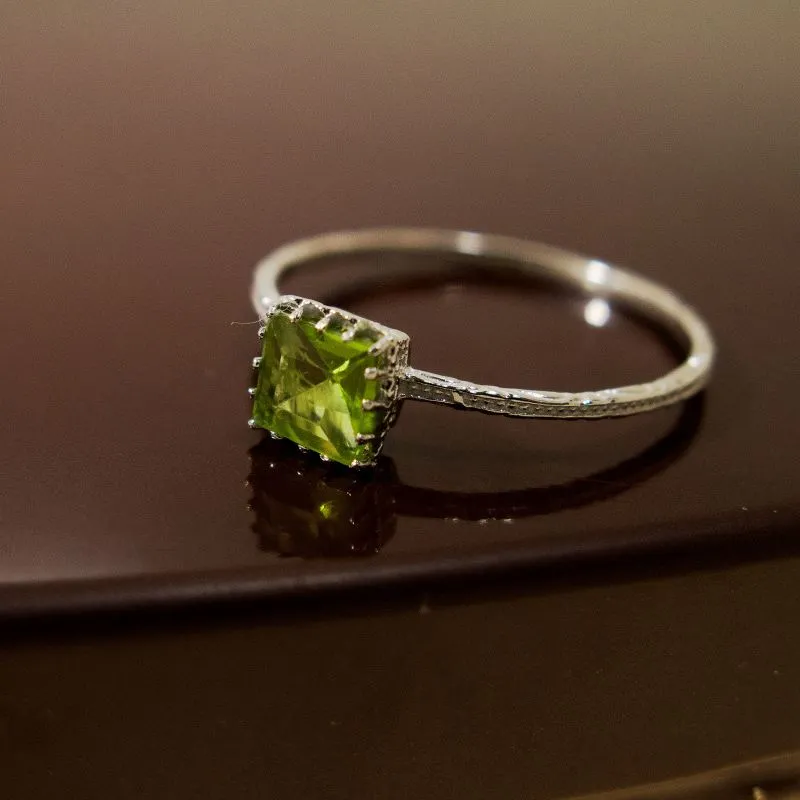 14K White Gold Square Green Peridot 5X5mm Ring