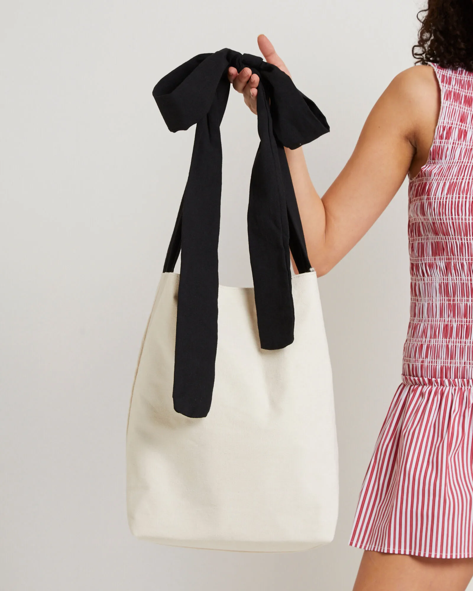Alice In The Eve Bow Tote Bag