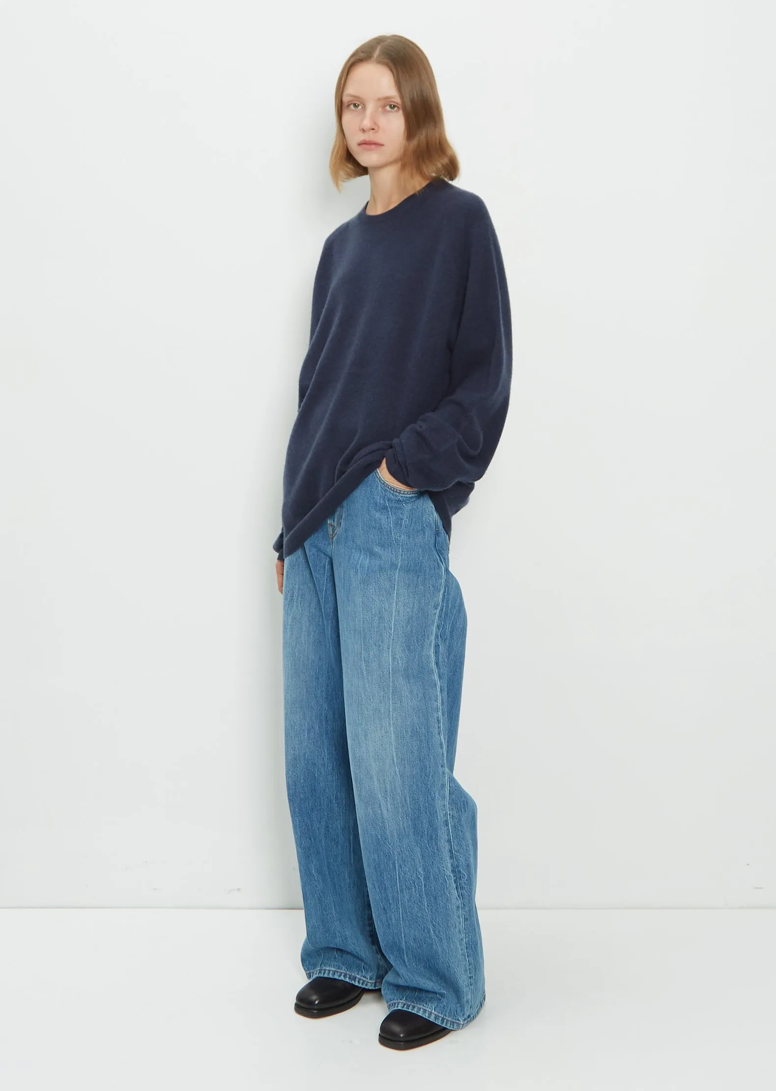 Cashmere Boyfriend Round Neck — Black Blue