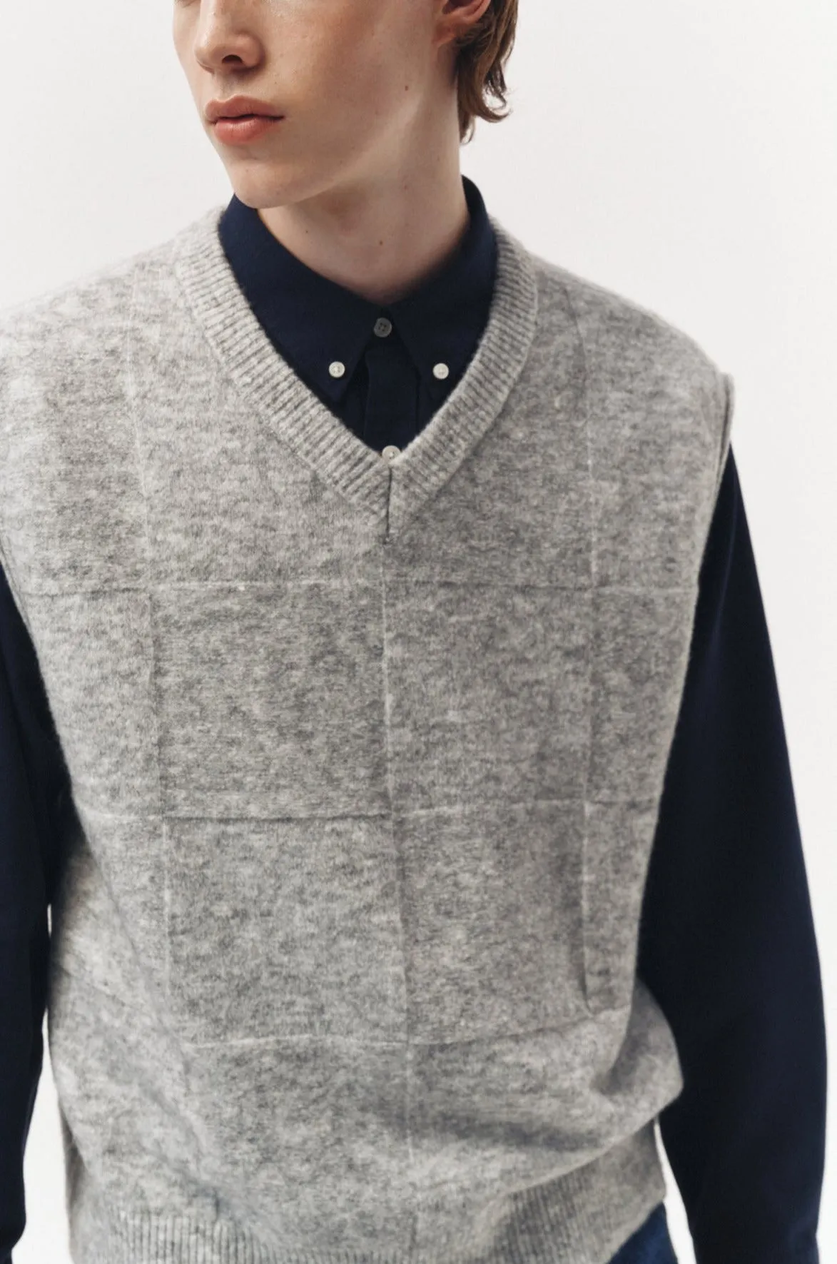 DIVIDE V-NECK WOOL VEST