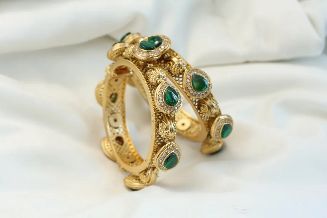 Green Pota Stone Antique Gold Pacheli Set (2.4 & 2.6)