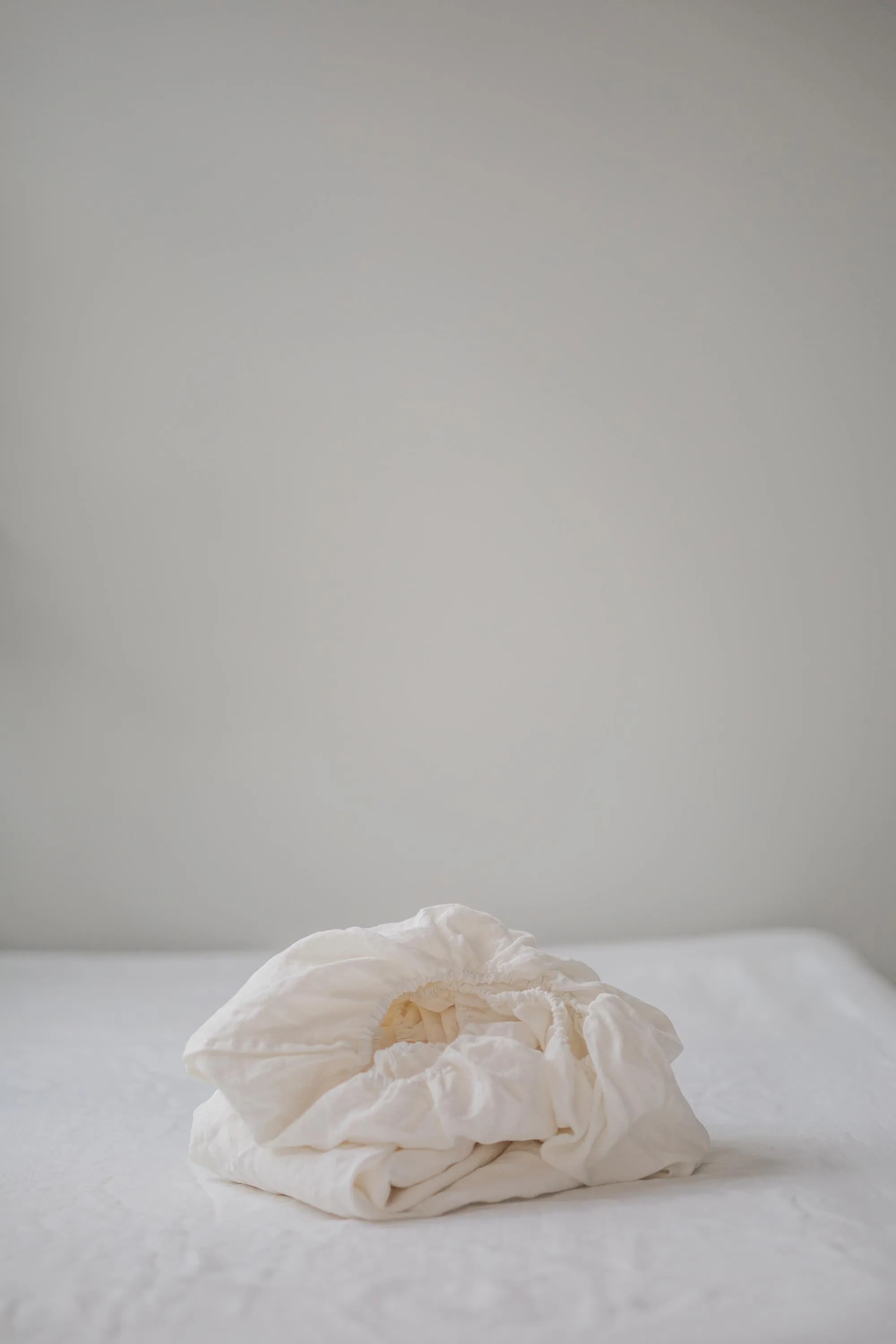 Linen fitted sheet in White