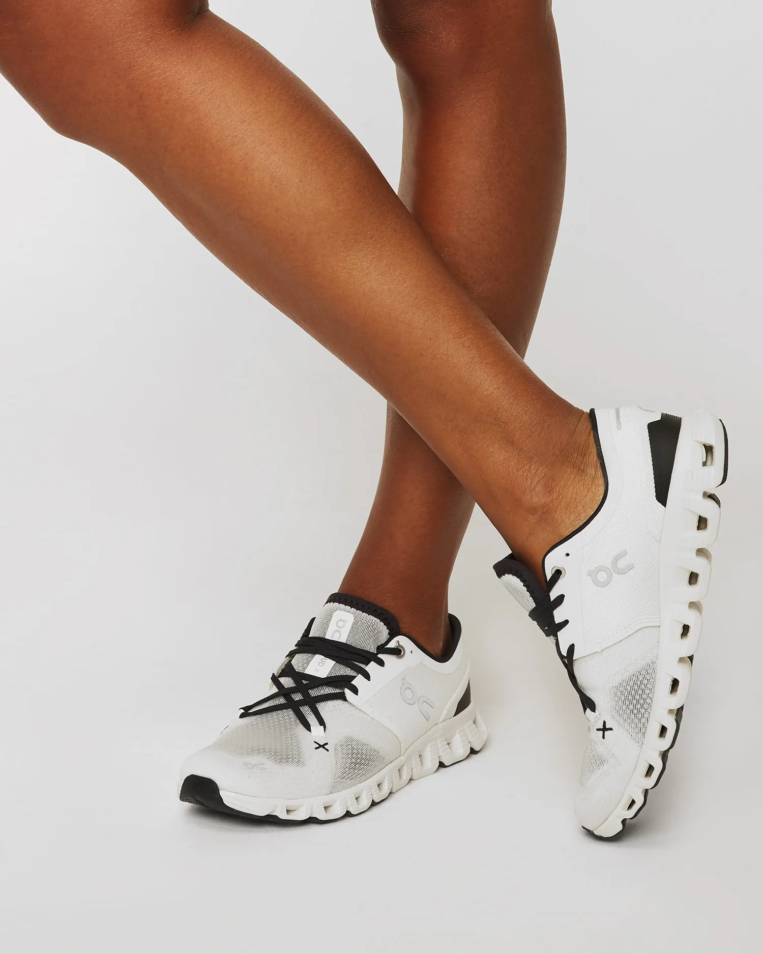 ON RUNNING CLOUD X 3 women's trainers 6098697-white-black