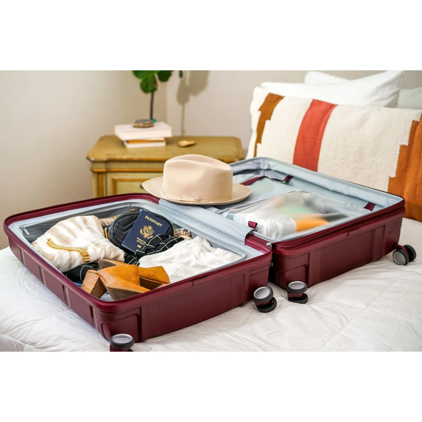 Samsonite  Outline Pro Medium Spinner Luggage