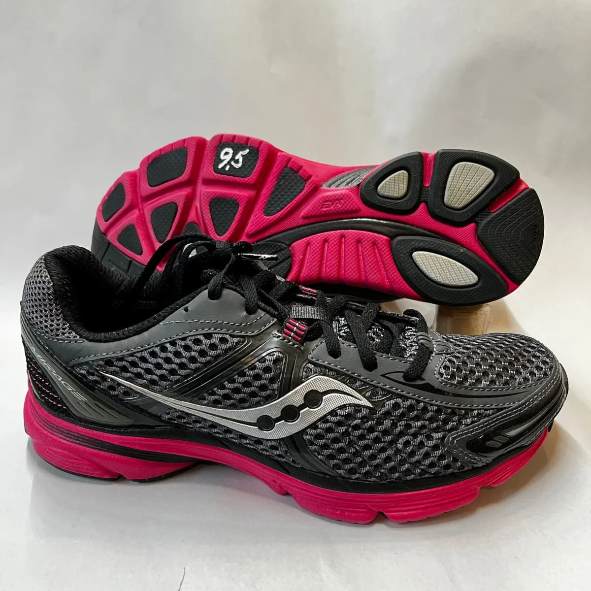 SAUCONY Women's Grid Mirage Running Shoe Black/Pink - Preowned
