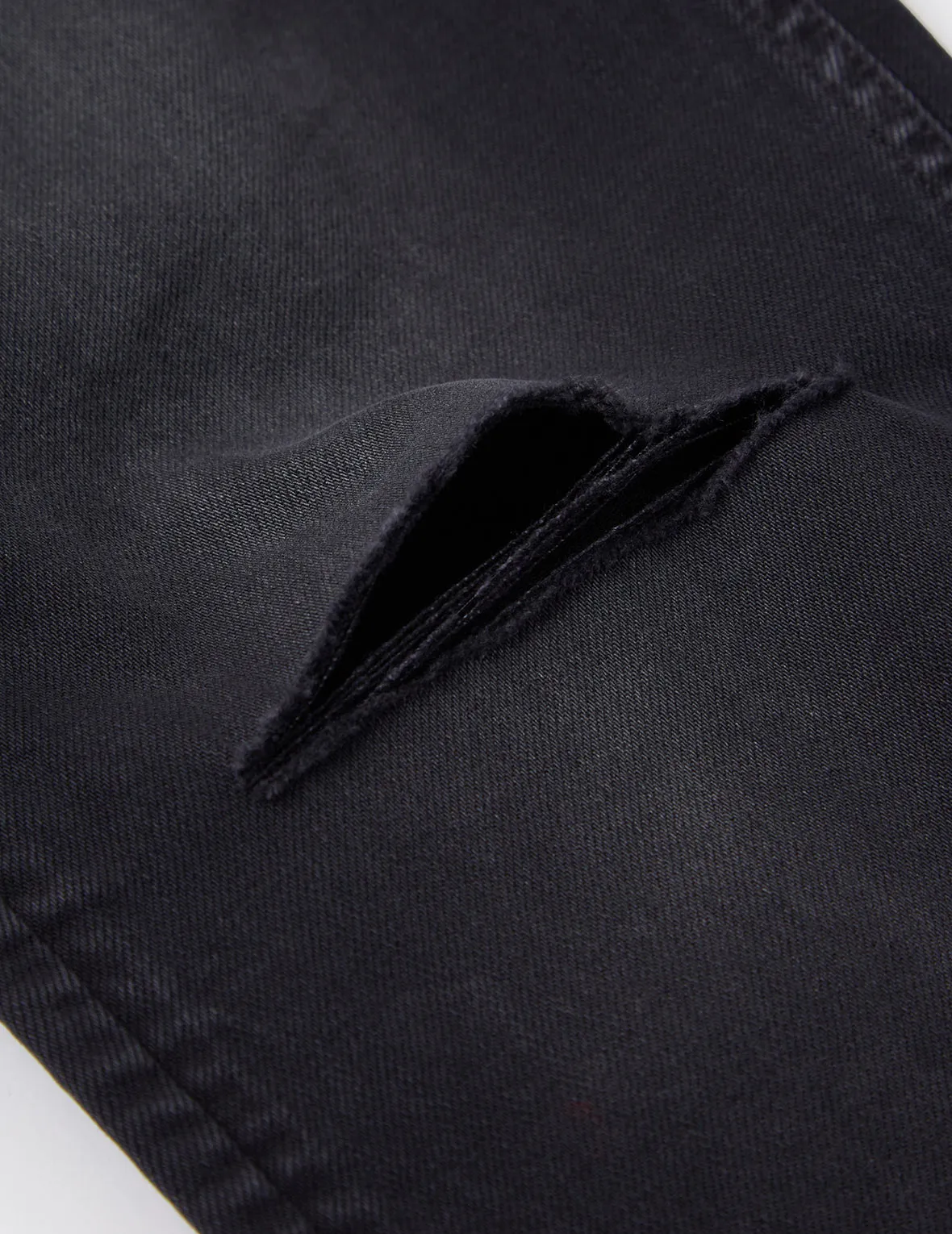 Slashed Kamon and Logo Embroidered Cropped Straight Fit Jeans