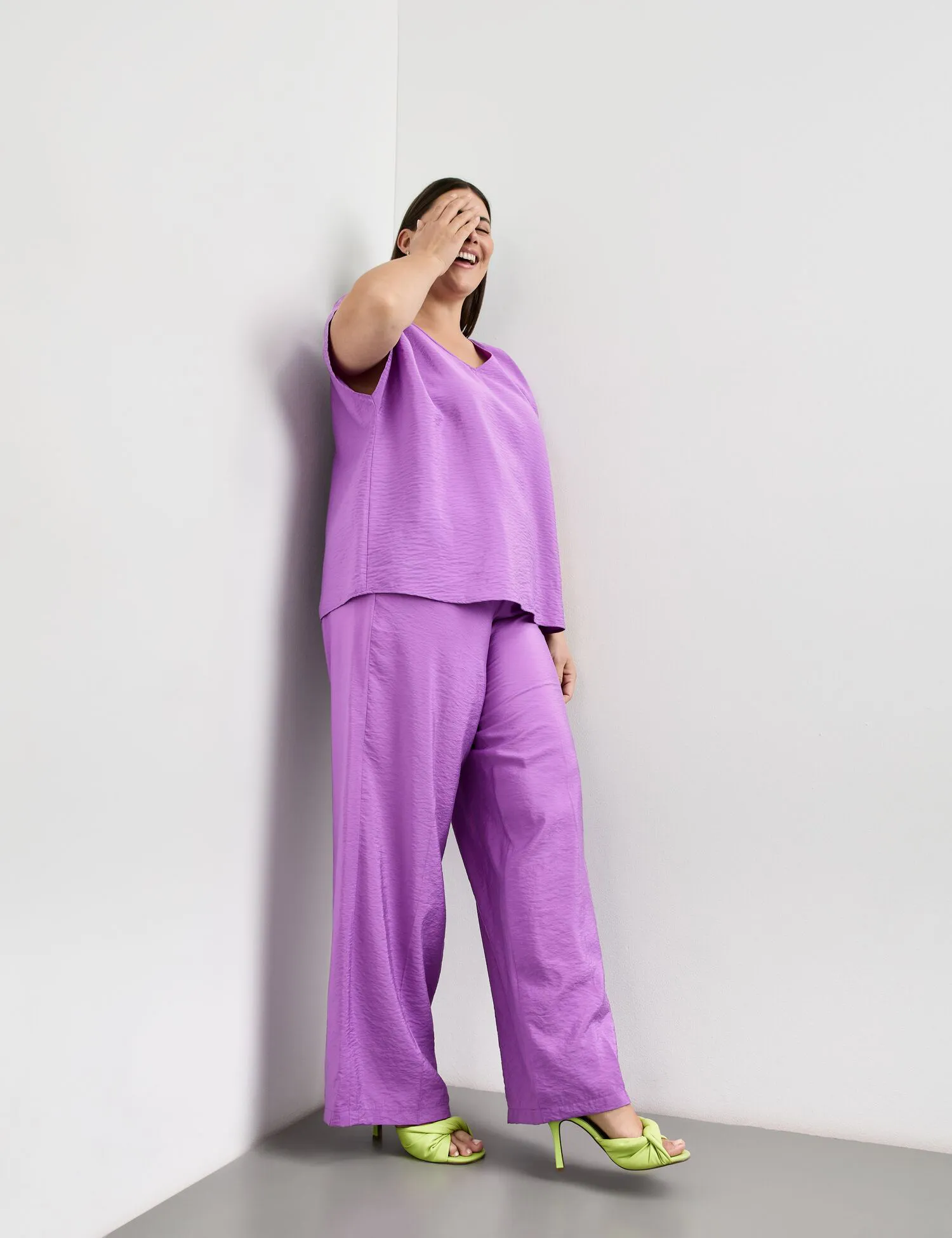 Wide trousers with a subtle shimmer, Carlotta