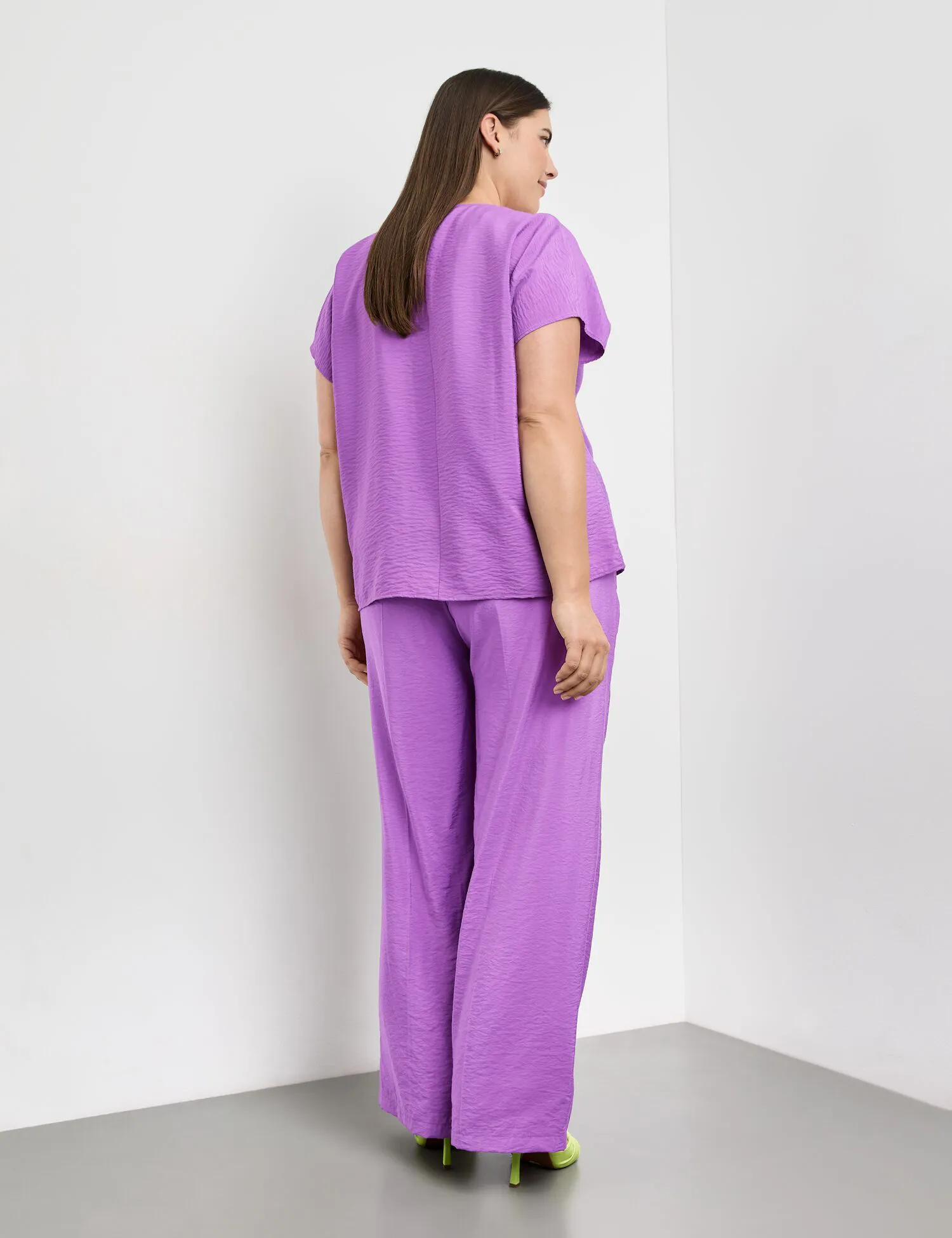 Wide trousers with a subtle shimmer, Carlotta